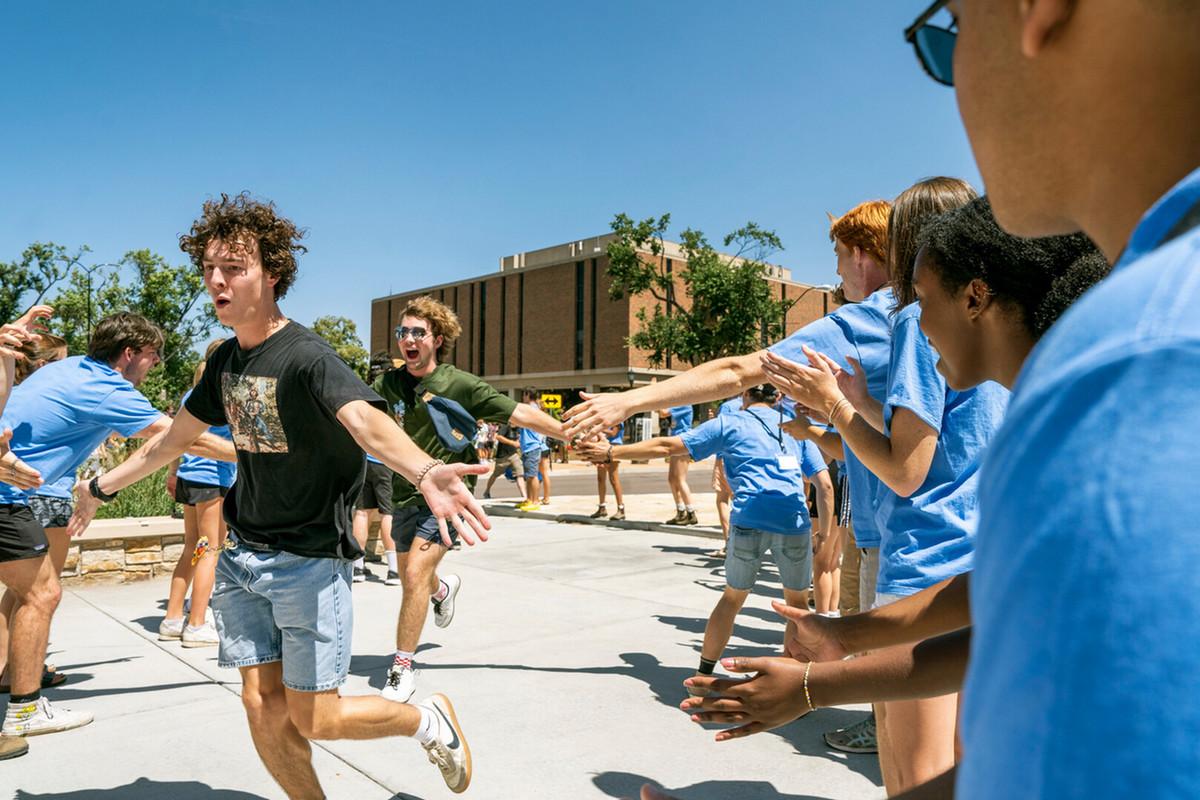 College 欢迎 + pre-welcome spirit tunnel on 8/21/23 outside of Robson Arena. Photo by Lonnie Timmons III / Colorado College.
